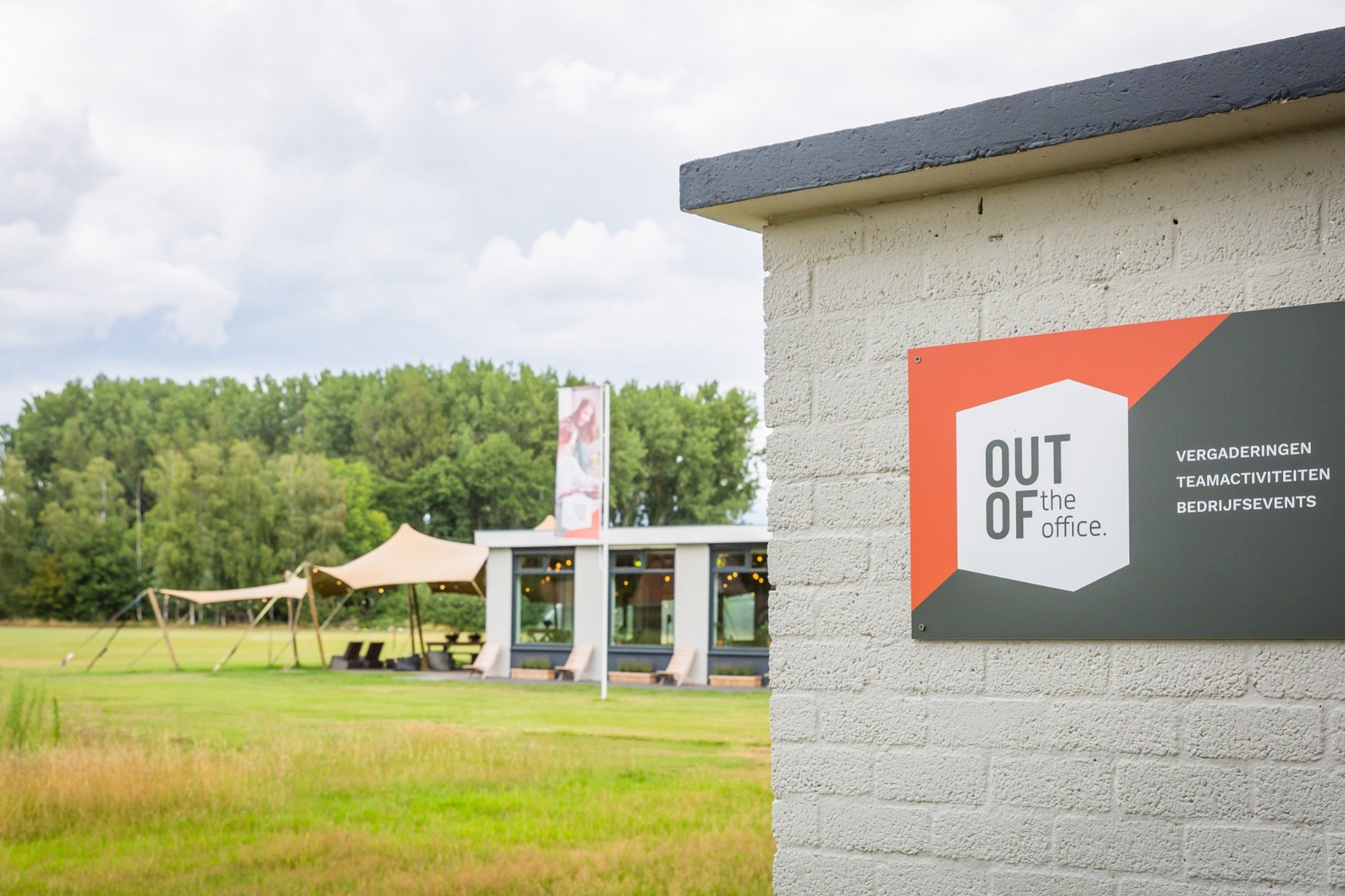 Buitenaanzicht met bord op huisje bij poort- Panoramazaal 2